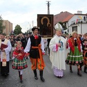 Bp Józef Zawitkowski i rodzina Stawickich w procesji z ikoną jasnogórską