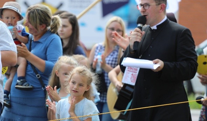 - Bądźmy dobrzy jak chleb! - wołał ks. Marcin Mendrzak, prowadząc przez Oświęcim 6. Marsz dla Życia i Rodziny