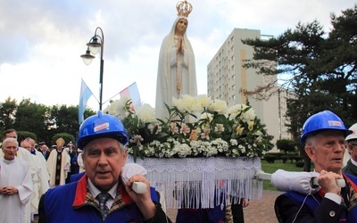 Po Eucharystii odbyły się procesja różańcowa oraz akt zawierzenia ludzi pracy Matce Bożej Fatimskiej