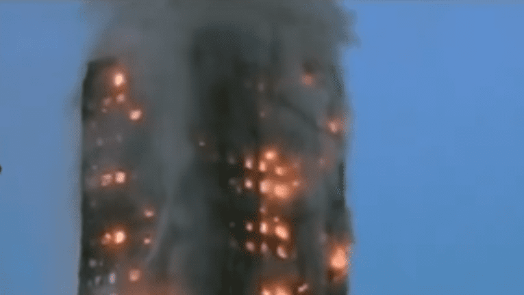 Potężny pożar apartamentowca w Londynie