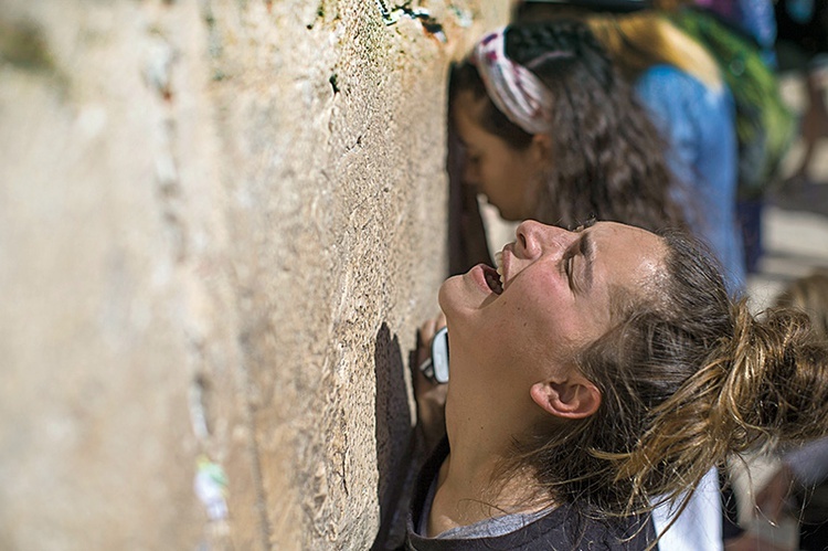 Żydowska kobieta modli się przy zachodniej ścianie świątyni jerozolimskiej. 7.06.2017, Jerozolima