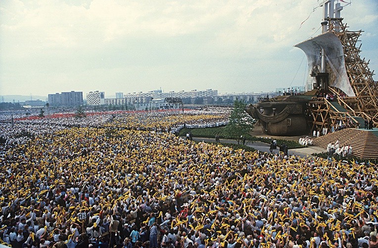 Jan Paweł II podczas Mszy św.  na osiedlu Zaspa. Gdańsk,  12 czerwca 1987 r.