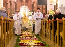Chociaż dywany kwiatowe mają długą tradycję, na Mazowszu są od niedawna. Tu parafia MB Częstochowskiej w Józefowie.