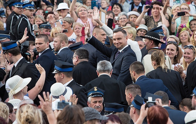 Pielgrzymi owacjami powitali prezydenta RP z małżonką.