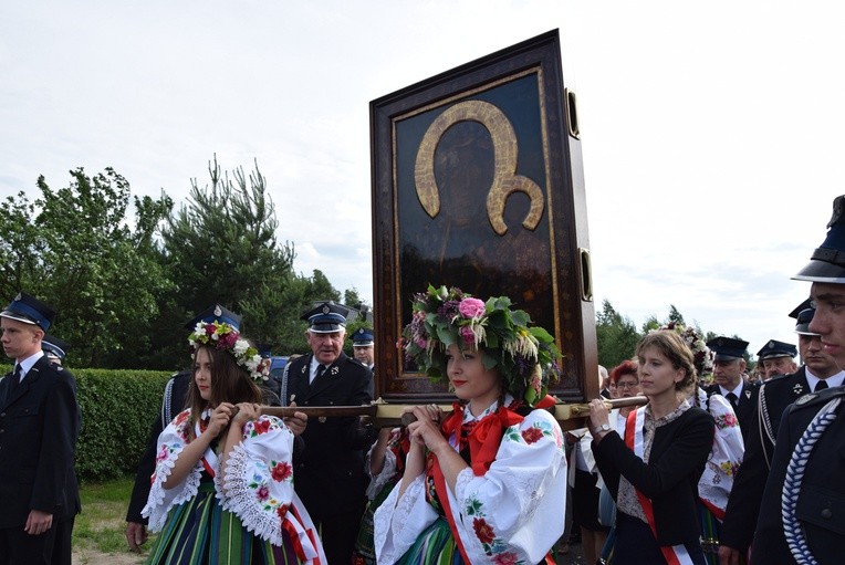 Dziewczęta z parafii w Bobrownikach niosą ikonę jasnogórską w procesji do kościoła