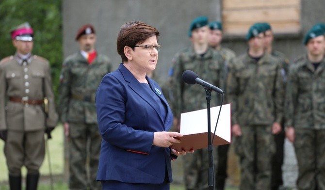 Premier Beata Szydło przemawia w sąsiedztwie budynku, w którym powstać ma w przyszłości muzeum dokumentujące postawy Sprawiedliwych spod Auschwitz.