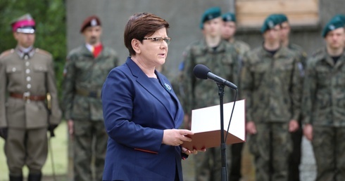 Premier Beata Szydło przemawia w sąsiedztwie budynku, w którym powstać ma w przyszłości muzeum dokumentujące postawy Sprawiedliwych spod Auschwitz.