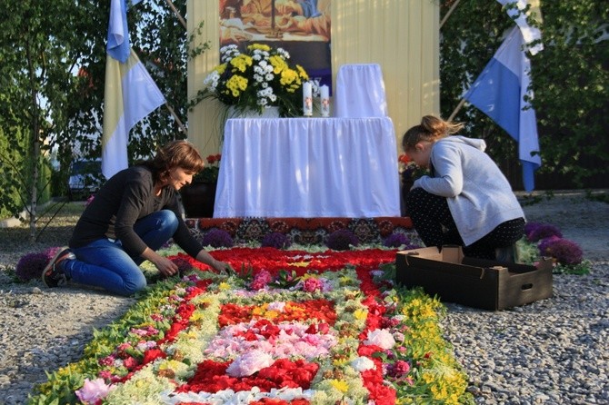 Procesja Bożego Ciała po kwietnym chodniku