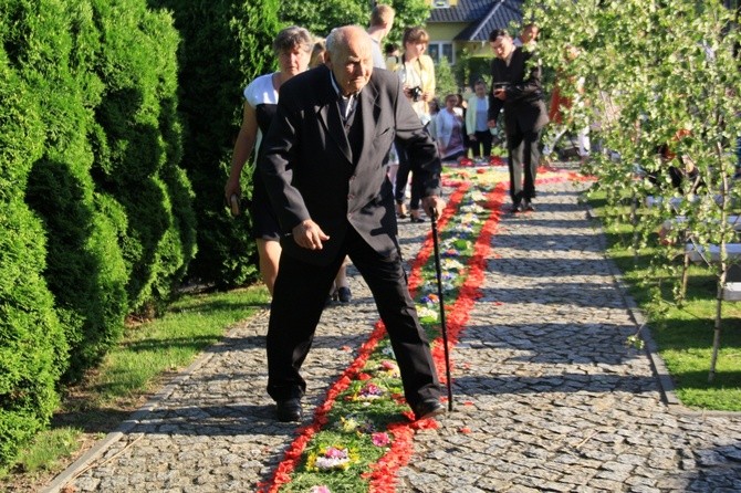 Procesja Bożego Ciała po kwietnym chodniku