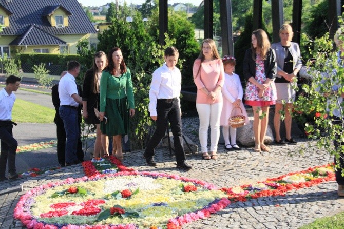 Procesja Bożego Ciała po kwietnym chodniku