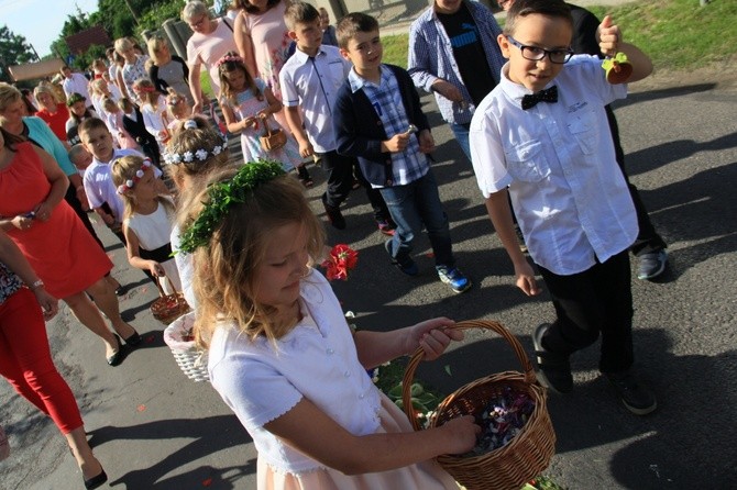 Procesja Bożego Ciała po kwietnym chodniku