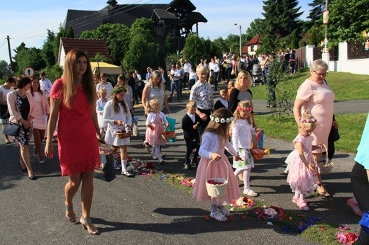 Procesja Bożego Ciała po kwietnym chodniku