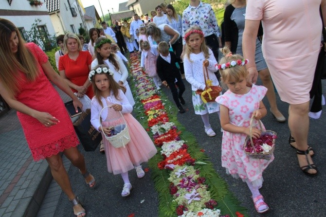 Procesja Bożego Ciała po kwietnym chodniku