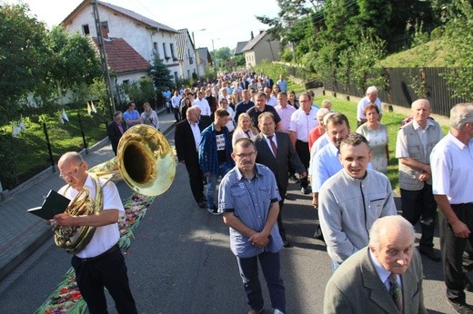 Procesja Bożego Ciała po kwietnym chodniku