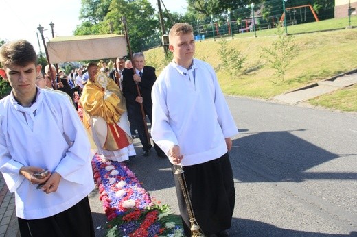 Procesja Bożego Ciała po kwietnym chodniku