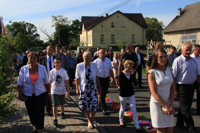 Procesja Bożego Ciała po kwietnym chodniku