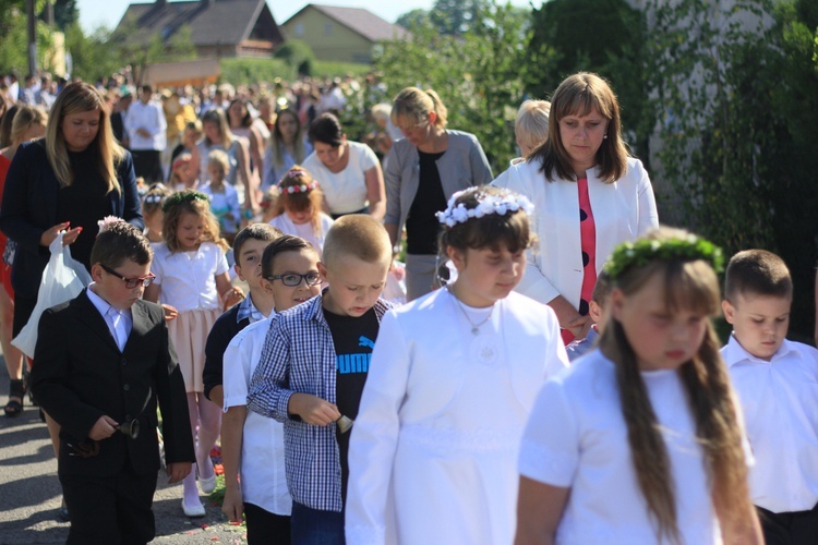 Procesja Bożego Ciała po kwietnym chodniku