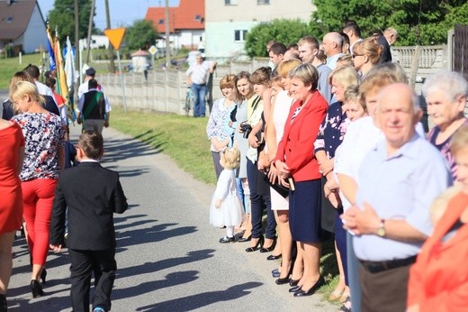 Procesja Bożego Ciała po kwietnym chodniku