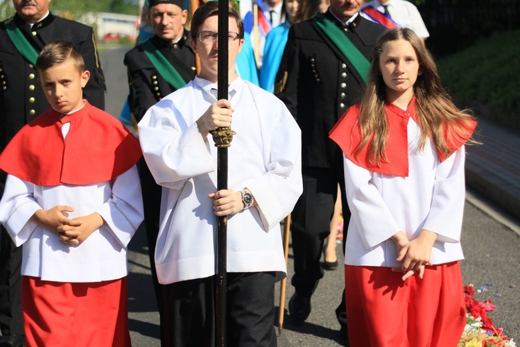 Procesja Bożego Ciała po kwietnym chodniku