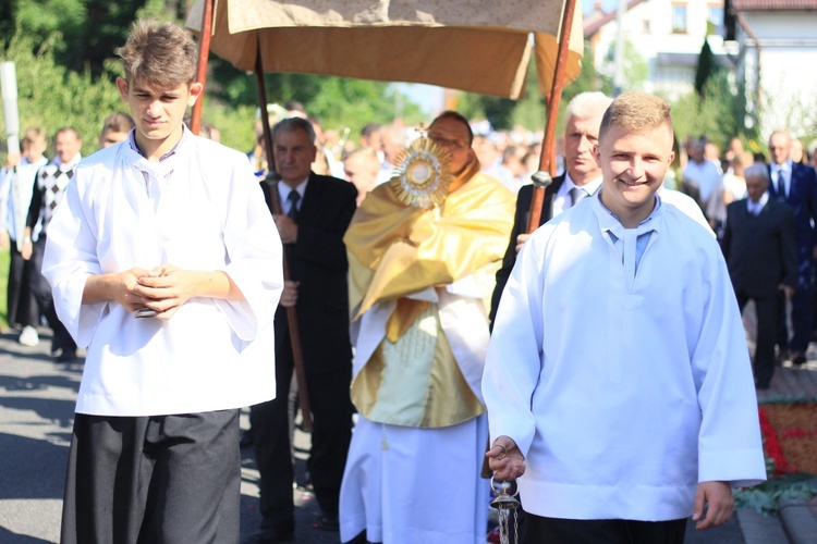 Procesja Bożego Ciała po kwietnym chodniku