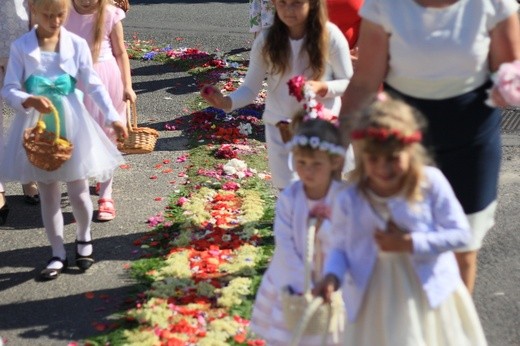 Procesja Bożego Ciała po kwietnym chodniku