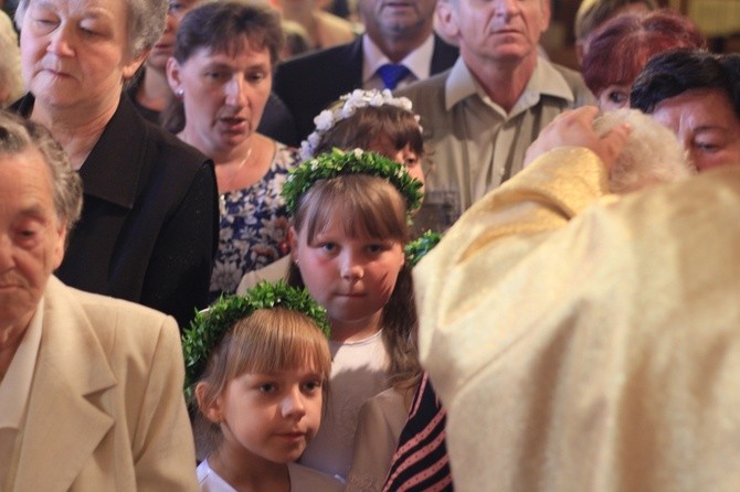 Procesja Bożego Ciała po kwietnym chodniku