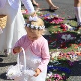 Procesja Bożego Ciała po kwietnym chodniku