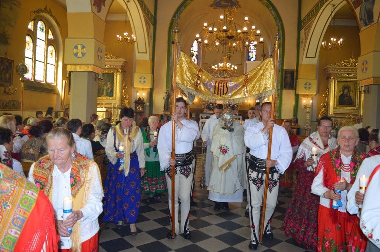 Procesja z widokiem na Tatry w Miętustwie