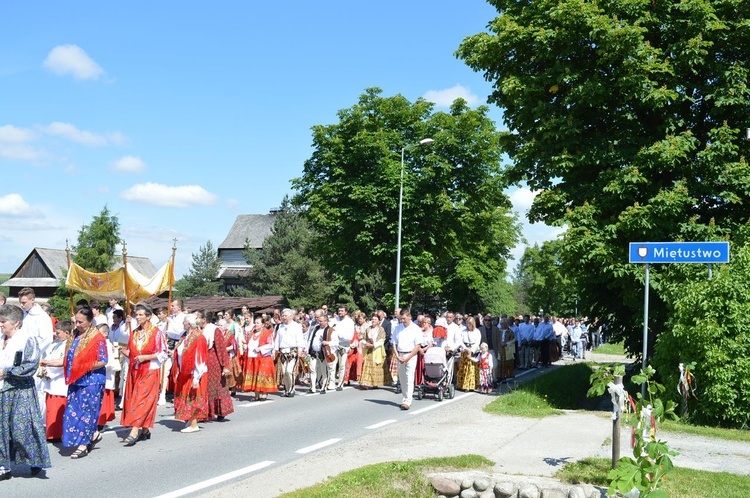 Procesja z widokiem na Tatry w Miętustwie