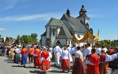 Procesja z widokiem na Tatry w Miętustwie