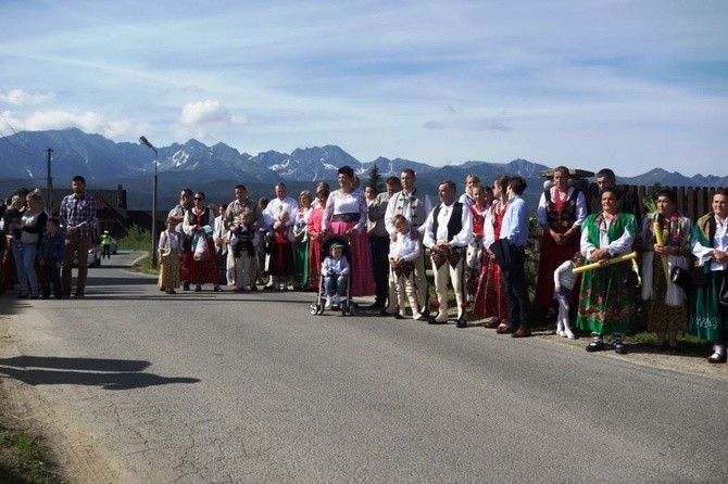 Procesja z widokiem na Tatry w Poroninie 