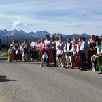 Procesja z widokiem na Tatry w Poroninie 