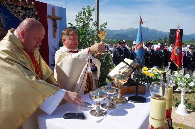 Procesja z widokiem na Tatry w Poroninie 