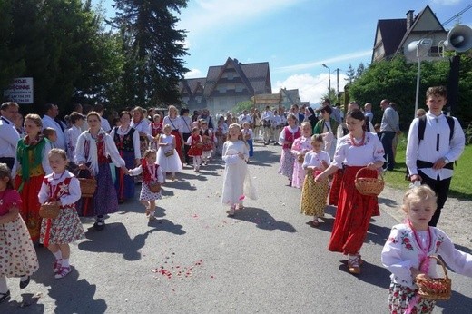 Procesja z widokiem na Tatry w Poroninie 