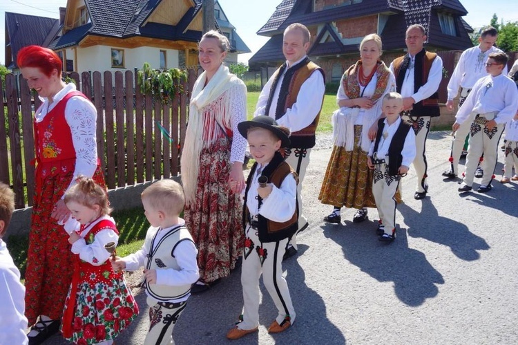 Procesja z widokiem na Tatry w Poroninie 