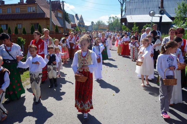 Procesja z widokiem na Tatry w Poroninie 