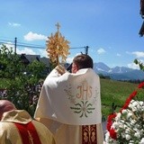 Procesja z widokiem na Tatry w Poroninie 