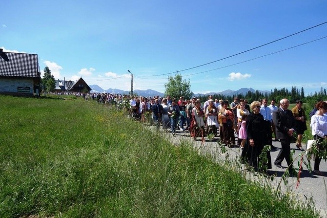 Procesja z widokiem na Tatry w Poroninie 