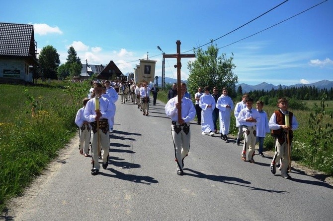 Procesja z widokiem na Tatry w Poroninie 