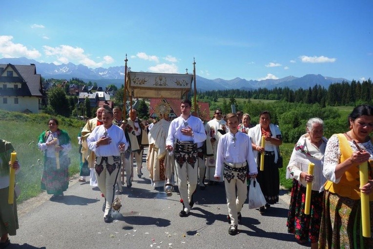 Procesja z widokiem na Tatry w Poroninie 