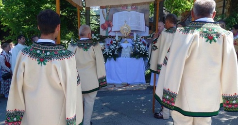 Procesja z widokiem na Tatry w Poroninie 