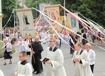 Przejść przez ulice, domy, ludzkie dramaty