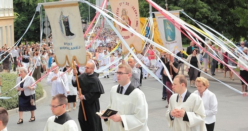 Przejść przez ulice, domy, ludzkie dramaty