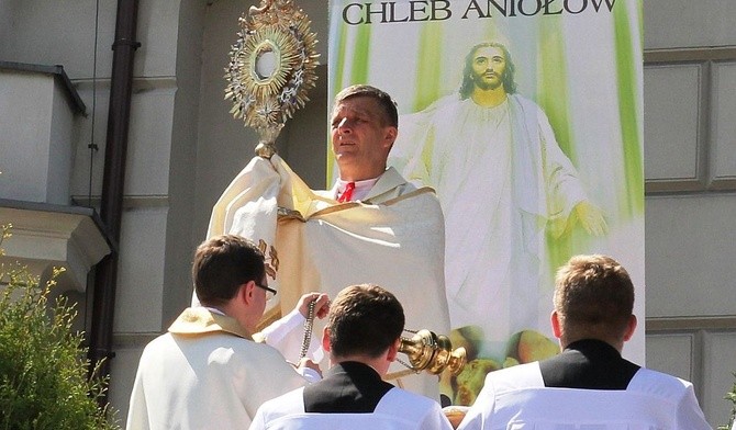 Bp Roman Pindel z Najświętszym Sakramentem przy drugim ołtarzu - na pl. Chrobrego