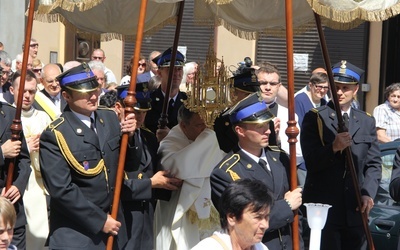 Bp Henryk Tomasik z Najświętszym Sakramentem po wyjściu z kościoła farnego