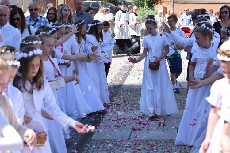 Ulicami Świdnicy z Najświętszym Sakramentem