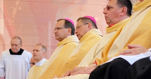 To nie procesje zmieniają świat