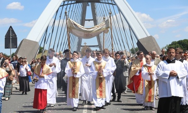 Procesja na moście nad rzeka Sołą