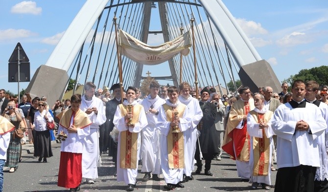 Procesja na moście nad rzeka Sołą