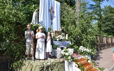 Ołtarz Bożego Ciała z fatimskim przesłaniem w Przasnyszu